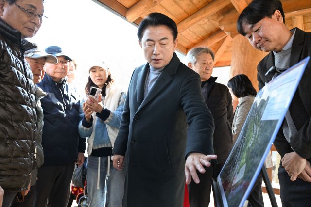 김동근 의정부시장이 ‘부용터널 상부 체육공원 조성사업’ 부지를 방문해 현황을 점검하고 있다. 의정부시 제공