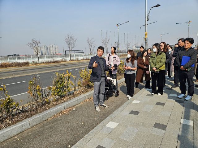 이용창 인천시의회 교육위원장이 최근 서구 인천양지초등학교 주변 통학로를 점검하고 있다. 인천시의회 제공