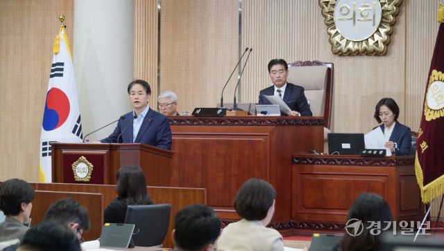 14일 열린 제292회 고양시의회 임시회 제1차 본회의에서 이동환 시장이 제1회 추가경정예산안 제안설명을 하고 있다. 신진욱기자신진욱기자