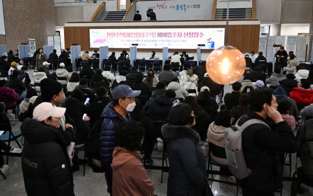 지난 6일 인천 남동구 인천시청 중앙홀에 마련한 천원주택 접수처에서 시민들이 접수를 하고 있다. 경기일보DB