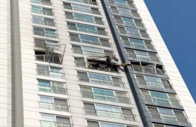 불이 난 아파트. 경기도소방재난본부 제공