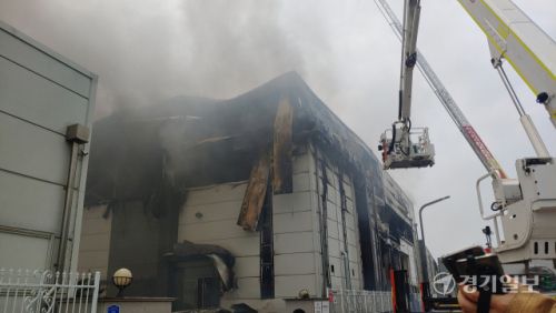 지난해 6월24일 발생한 화성시 서신면 전곡리 리튬 배터리 제조공장 화재 현장. 경기일보DB