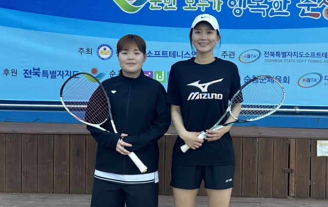 2025년 순창 한국실업소프트테니스 춘계연맹전 여자 개인복식서 우승한 황보민(오른쪽)과 임유림.화성시청 제공