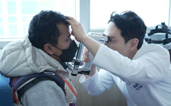 이응석 아인병원 안과 과장이 인천외국인근로자지원센터를 방문, 근로자들을 눈 검진을 하고 있다. 아인병원 제공