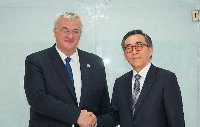 (왼쪽부터) 조태열 외교부 장관, 안드리 시비하 우크라이나 외교장관. 연합뉴스