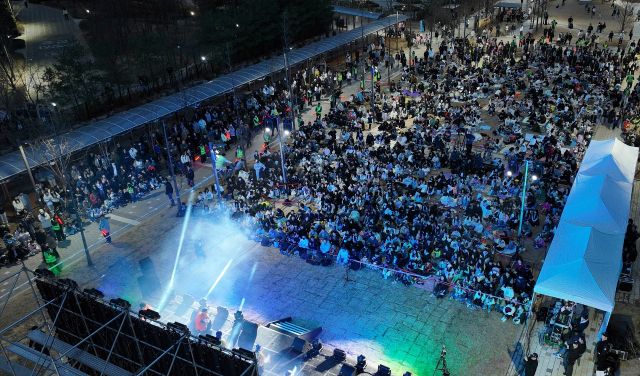 하남시 감일동 소재 감일문화공원을 빽빽하게 관람객들. 하남시 제공