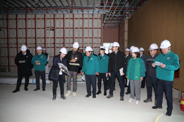 17일 수원시의회 도시미래위원회가 시의회 청사와 서수원종합(덕산)병원 건립 현장을 찾아 시설 현황을 점검하고 주요 현안을 논의했다. 수원시의회 제공