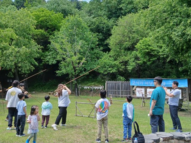 지난해 전곡선사박물관이 진행한 교육 프로그램에서 참여자들이 활동하고 있다. 경기문화재단 제공