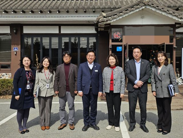 차미순 양평교육지원청 교육장(오른쪽에서 세번째)과 전진선 양평군수(가운데)가 학교시설 개방과 활성화 방안을 논의한 뒤 기념촬영을 하고 있다. 양평교육지원청 제공