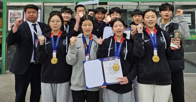 제37회 한국중·고연맹회장배 전국남녀펜싱선수권여중부 에페 단체전 우승, 남중부 3위를 차지한 화성 K1펜싱클럽 선수단.K1펜싱클럽 제공