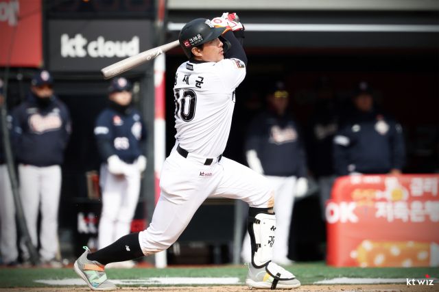 17일 수원 KT위즈파크에서 열린 ‘2025 신한 SOL Bank KBO리그’ 두산과 시범경기에서 1회말 KT 위즈 황재균이 적시타를 치고 있다.KT 위즈 제공