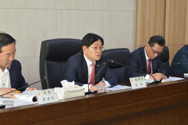 박용철 강화군수가 오는 2026년 국고보조금 확보를 위해 군청 영상회의실에서 보고회를 하고 있다. 강화군 제공