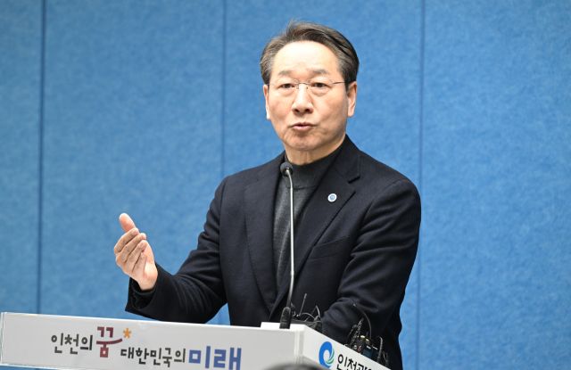 유정복 인천시장은 17일 인천시청에서 기자회견을 열고 “개인의 경제적 현실을 반영하고 생애주기를 반영한 연금피크제를 도입해야 연금 문제를 해결할 수 있다”고 강조했다. 조병석기자