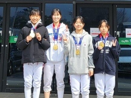 여중부 사브르 단체전 정상에 오른 안산시G-스포츠클럽 선수들.안산시G스포츠클럽 제공