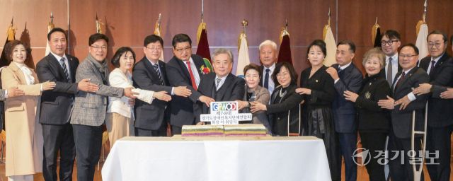17일 오후 경기아트센터 컨벤션홀에서 열린 '(사)경기도장애인복지단체연합회장 이취임식'에서 제8대 이영재 회장, 제7대 이세항 회장, 경기도의회 보건복지위원회 이선구 위원장, 김영희 경기도장애인복지과장 등 참석자들이 기념떡 커팅을 하고 있다. 윤원규기자