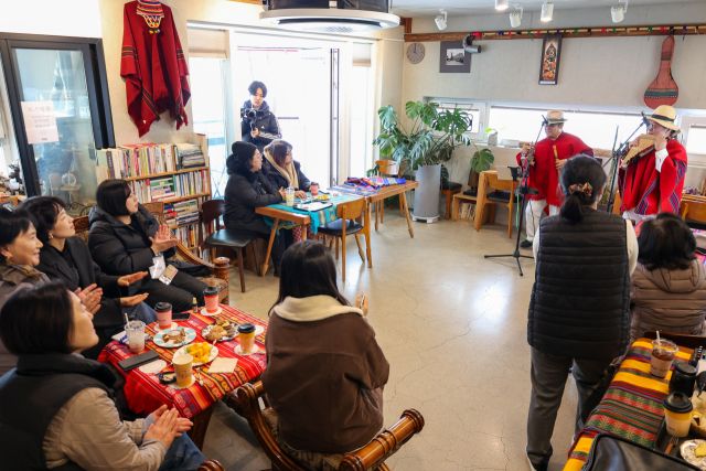 지난해 운영된 문화도시 동행공간 가운데 ‘공간 안데스카페’ 참여자들의 모습. 수원문화재단 제공