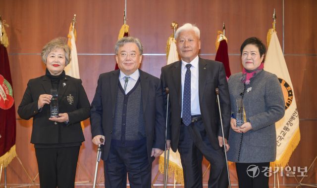 17일 오후 경기아트센터 컨벤션홀에서 열린 '사단법인 경기도장애인복지단체연합회장 이취임식'에서 제8대 이영재 회장이 부회장 및 실무 위원들에게 위촉패를 수여하고 기념촬영을 하고 있다. 윤원규기자