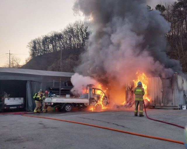 17일 오전 용인 처인구 양지면의 한 공장에서 불이 나 소방당국이 현장을 수습하고 있다. 용인소방서 제공