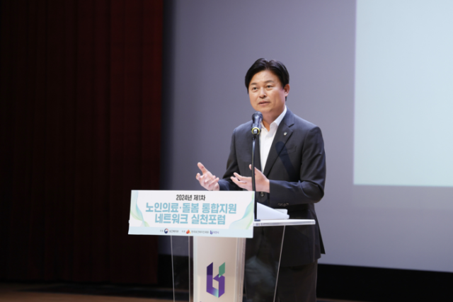 조용익 부천시장이 최근 시청 회의실에서 열린 ‘어르신 의료돌봄 통합지원 네트워크 실천포럼’에서 인사말을 하고 있다. 부천시 제공