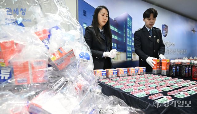 18일 인천 중구 인천공항세관 특송물류센터 대회의실에서 관세청 직원들이 세관에 적발된 마약류 성분이 함유된 불법 의약품을 공개하고 있다. 관세청은 최근 마약류 성분이 함유된 감기약, 수면제 및 다이어트약 등 불법 의약품의 국내 반입이 2020년 19명, 885g에서 지난해 252명, 37,688g으로 사범 수 기준 13배, 중량 기준 43배 증가한 것으로 나타났다. 조병석기자