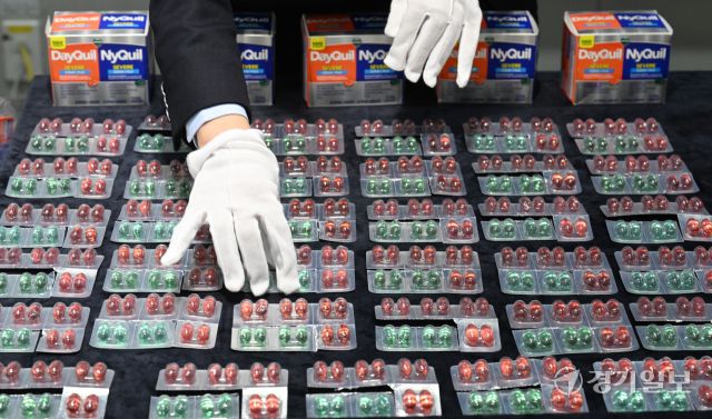 18일 인천 중구 인천공항세관 특송물류센터 대회의실에서 관세청 직원들이 세관에 적발된 마약류 성분이 함유된 불법 의약품을 공개하고 있다. 관세청은 최근 마약류 성분이 함유된 감기약, 수면제 및 다이어트약 등 불법 의약품의 국내 반입이 2020년 19명, 885g에서 지난해 252명, 37,688g으로 사범 수 기준 13배, 중량 기준 43배 증가한 것으로 나타났다. 조병석기자