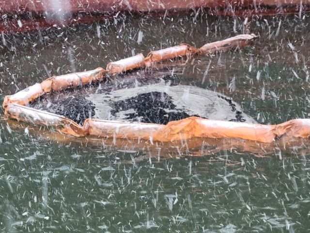 평택해양경찰서가 18일 기름 유출 신고를 받고 유출 현장에 오일펜스를 설치했다. 평택해양경찰서 제공