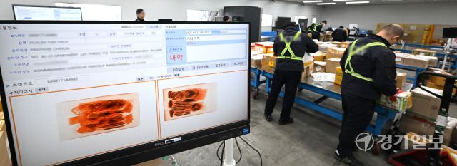 18일 인천 중구 인천공항세관 특송물류센터 특송검사실에서 직원들이 3D X-Ray 검색기 판독을 이용한 마약류 성분이 함유된 불법 의약품을 검사하고 있다. 관세청은 최근 마약류 성분이 함유된 감기약, 수면제 및 다이어트약 등 불법 의약품의 국내 반입이 2020년 19명, 885g에서 지난해 252명, 37,688g으로 사범 수 기준 13배, 중량 기준 43배 증가한 것으로 나타났다. 조병석기자