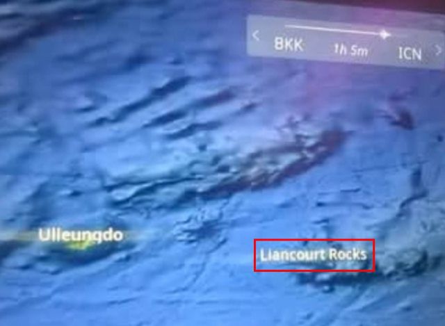 동남아시아 항공 내 개인 좌석 스크린에서 제공하는 지도 서비스에 ‘독도’(Dokdo)를 ‘리앙쿠르 암초’(Liancourt Rocks)로 표기해 논란이 되고 있다. 서경덕 교수 페이스북 캡처