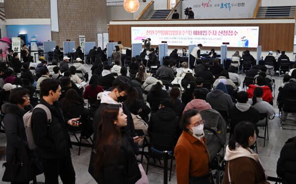 6일 인천 남동구 인천시청 중앙홀에 마련된 천원주택(매입임대주택) 접수처에서 예비 입주자들이 접수를 하고 있다. 조병석기자