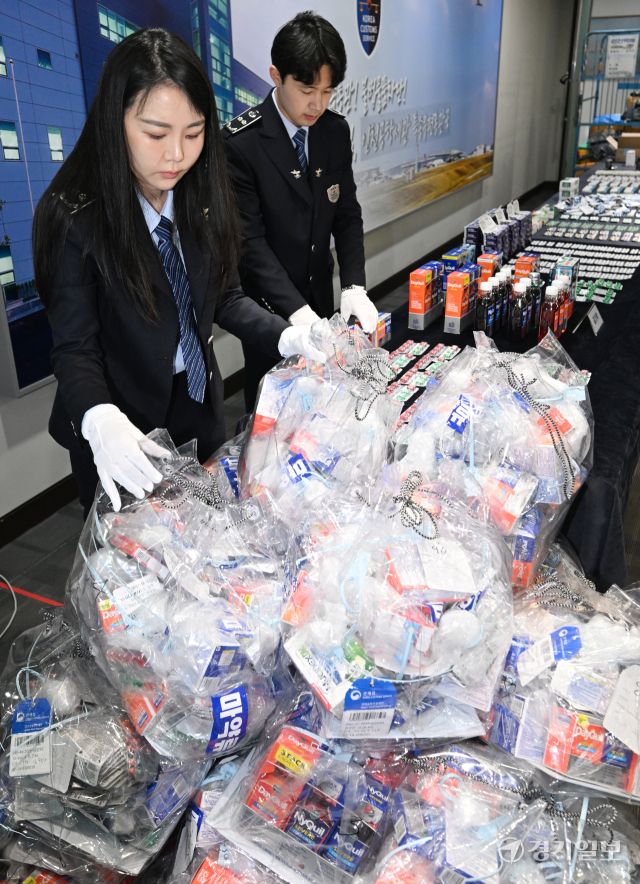 18일 인천 중구 인천공항세관 특송물류센터 대회의실에서 관세청 직원들이 세관에 적발된 마약류 성분이 함유된 불법 의약품을 공개하고 있다. 관세청은 최근 마약류 성분이 함유된 감기약, 수면제 및 다이어트약 등 불법 의약품의 국내 반입이 2020년 19명, 885g에서 지난해 252명, 37,688g으로 사범 수 기준 13배, 중량 기준 43배 증가한 것으로 나타났다. 조병석기자