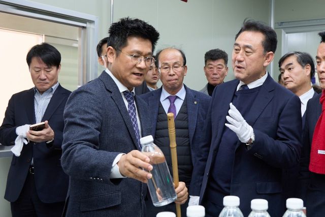 지난해 1월9일 ‘초유은행 준공식 행사’ 시 초유은행 현장 설명회에서 김 팀장이 이충우 여주시장에게 관련 설명을 진행하는 모습. 본인 제공