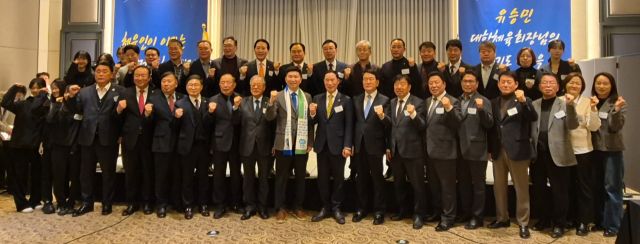 18일 화성 호텔푸르미르서 열린 대한체육회의 지방체육회 순회 간담회서 유승민 대한체육회장과 이원성 경기도체육회장(가운데)을 비롯, 31개 시·군 체육회장, 경기도청 직장운동부 지도자 등 참석자들이 기념촬영을 하고 있다.임창만기자