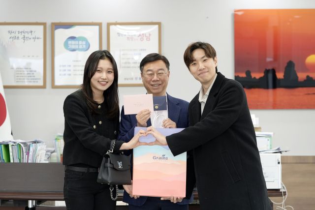 성남시가 주선한 미혼남녀 만남의 자리 솔로몬의 선택 행사에서 결혼에 성공한 예비 신부 한모씨(왼쪽)와 예비 신랑 박모씨(오른쪽)가 신상진 성남시장에게 청첩장을 전달하고 기념촬영을 하고 있다. 성남시 제공