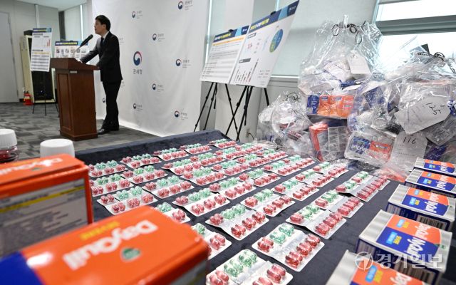 18일 인천 중구 인천공항세관 특송물류센터 대회의실에서 관세청 직원들이 세관에 적발된 마약류 성분이 함유된 불법 의약품을 공개하고 있다. 관세청은 최근 마약류 성분이 함유된 감기약, 수면제 및 다이어트약 등 불법 의약품의 국내 반입이 2020년 19명, 885g에서 지난해 252명, 37,688g으로 사범 수 기준 13배, 중량 기준 43배 증가한 것으로 나타났다. 조병석기자