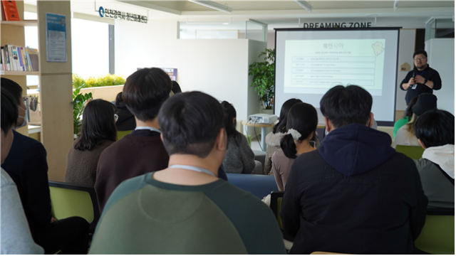 인천시청년미래센터가 최근 마련한 고립·은둔청년 지원사업 오리엔테이션에 참석한 청년들이 세부 프로그램 설명을 듣고 있다. 인천사서원 제공