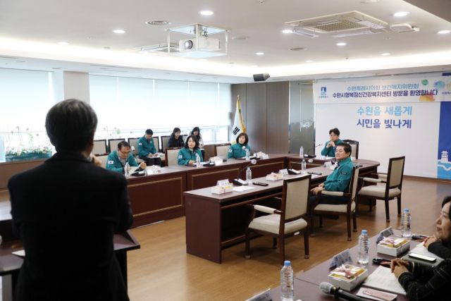 18일 수원시의회 보건복지위원회가 수원시 행복정신건강복지센터를 방문해 운영 현황을 청취하고 주요 시설을 점검했다. 수원시의회 제공