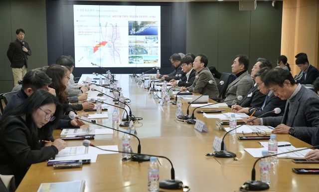 전날 정장선 평택시장과 관계자들이 관광진흥종합계획 수립 용역 최종 보고회에 참석해 향후 5년간의 관광 발전 전략과 비전을 논의하고 있다. 평택시 제공