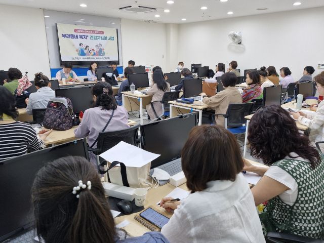 의왕시사랑채노인복지관과 내손2동 주민센터가 어르신들에게 방문상담을 통한 건강 및 복지서비스 ‘우리동네 복지 건강지킴이’를 운영해 호응을 얻고 있다. 의왕시사랑채노인복지관 제공