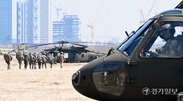 17보병사단 장병들이 19일 인천 서구 장도훈련장에서 실시된 한미연합연습 '자유의 방패'(FS·Freedom Shield TIGER) 공중기동작전에서 블랙호크(UH-60)와 치누크(CH-47) 등 미군 측 항공 자산 16대를 동원한 공중기동을 실시하고 있다. 조병석기자