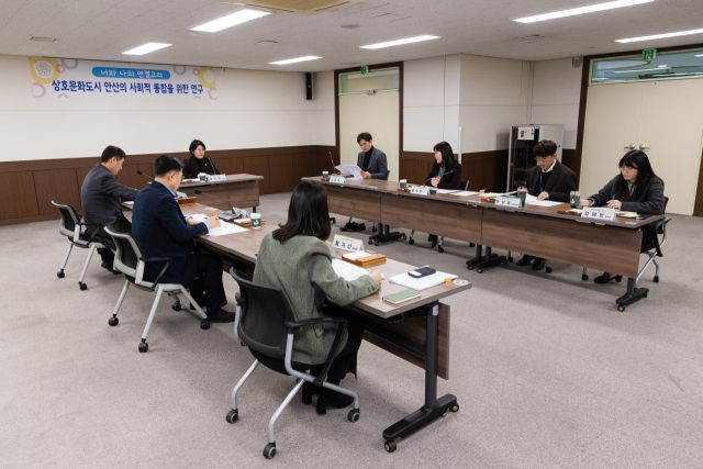 안산시의회 의원연구단체인 ‘너와 나의 연결고리’가 첫 간담회를 갖고 본격적인 활동에 들어갔다. 시의회 제공