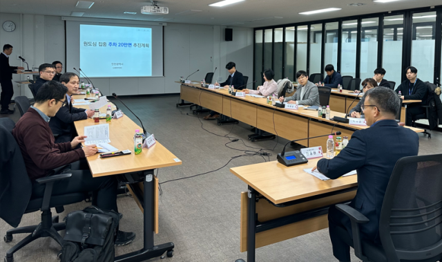 인천시와 군·구 주차 담당 부서장들이 최근 인천시청 나눔회의실에서 ‘원도심 집중 20만면 확보 추진사업’을 주제로 회의를 하고 있다. 시 제공