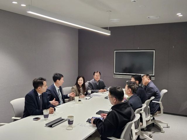 김상기 인천항만공사 운영부문 부사장과 관계자들이 회의를 하고 있다. 인천항만공사 제공