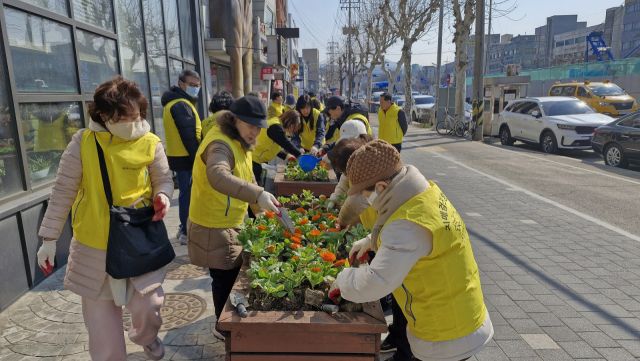 안양 동안치매가족교실 일일 봉사단은 19일 센터 앞 꽃밭 조성에 나섰다.