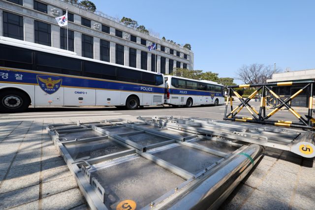 19일 서울 종로구 헌재에 경찰 바리케이드가 준비돼 있다. 연합뉴스