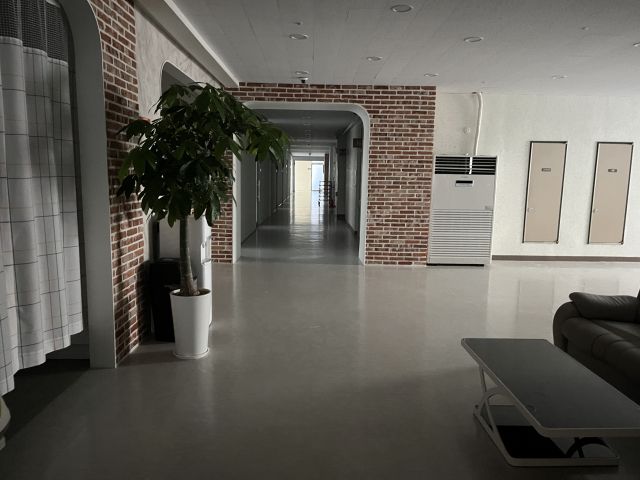 시흥의 한 병원이 관리비를 체납해 건물 관리회사로부터 단전 조치를 당하면서, 입원 중이던 암 환자들이 강제로 퇴원하는 사태가 벌어졌다. 사진은 불이 꺼진 해당 병원 입원실. 김형수기자