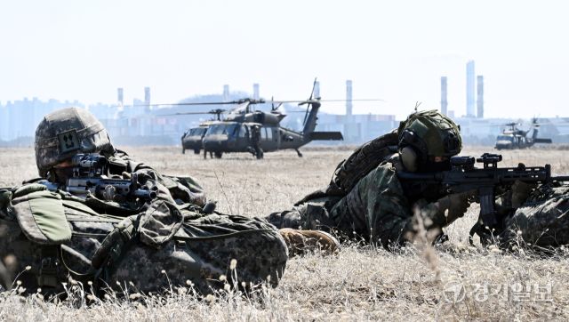 17보병사단 장병들이 19일 인천 서구 장도훈련장에서 실시된 한미연합연습 '자유의 방패'(FS·Freedom Shield TIGER) 공중기동작전에서 블랙호크(UH-60)와 치누크(CH-47) 등 미군 측 항공 자산 16대를 동원한 공중기동을 실시하고 있다. 조병석기자