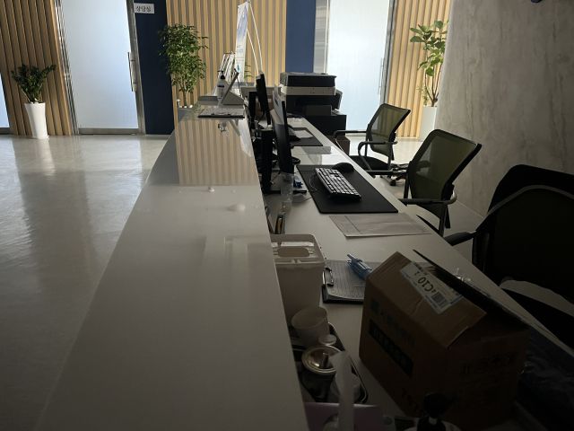 시흥의 한 병원이 관리비를 체납해 건물 관리회사로부터 단전 조치를 당하면서, 입원 중이던 암 환자들이 강제로 퇴원하는 사태가 벌어졌다. 사진은 불이 꺼진 해당 병원 안내 데스크. 김형수기자