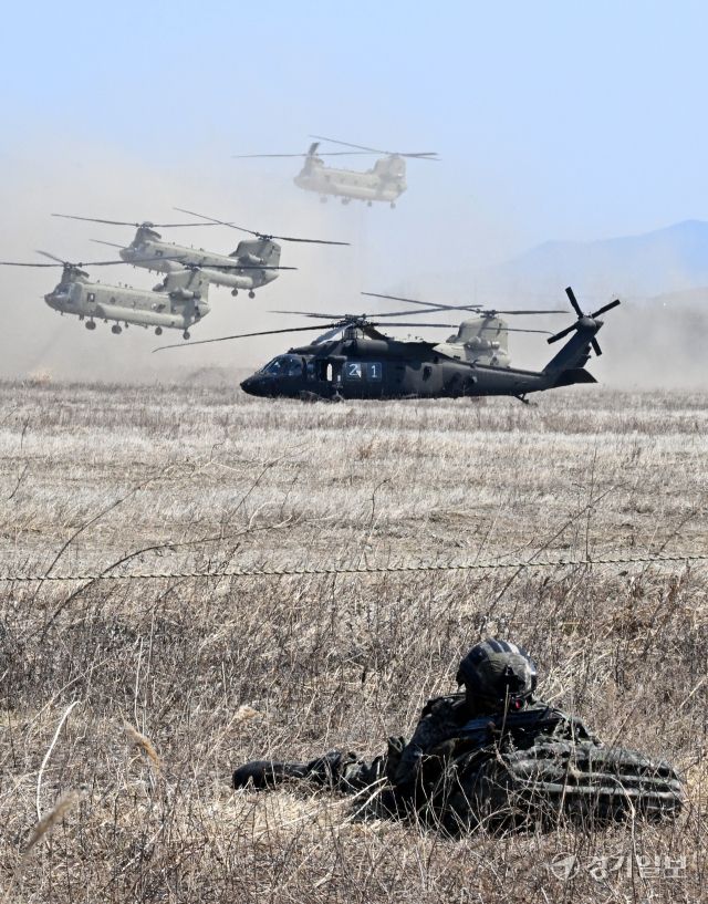 17보병사단 장병들이 19일 인천 서구 장도훈련장에서 실시된 한미연합연습 '자유의 방패'(FS·Freedom Shield TIGER) 공중기동작전에서 블랙호크(UH-60)와 치누크(CH-47) 등 미군 측 항공 자산 16대를 동원한 공중기동을 실시하고 있다. 조병석기자