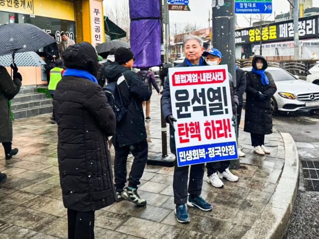 윤환 인천 계양구청장이 1인 피켓 시위를 하고 있다. 윤 구청장 SNS 갈무리