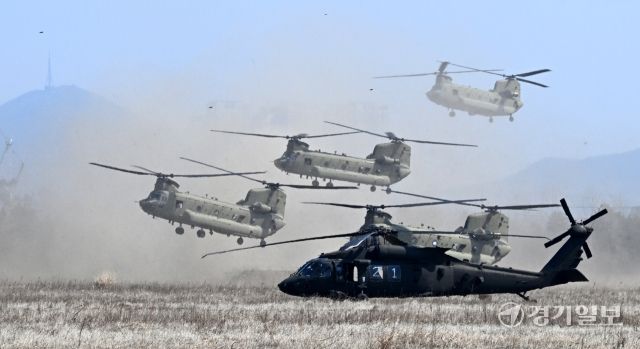 17보병사단 장병들이 19일 인천 서구 장도훈련장에서 실시된 한미연합연습 '자유의 방패'(FS·Freedom Shield TIGER) 공중기동작전에서 블랙호크(UH-60)와 치누크(CH-47) 등 미군 측 항공 자산 16대를 동원한 공중기동을 실시하고 있다. 조병석기자
